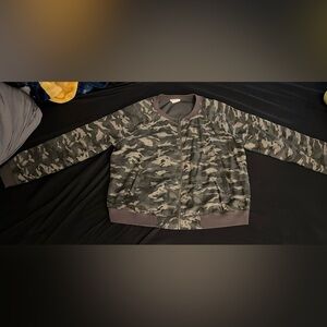 Women’s beachlunchlounge camo bomber with pockets & brass color zipper in XXL